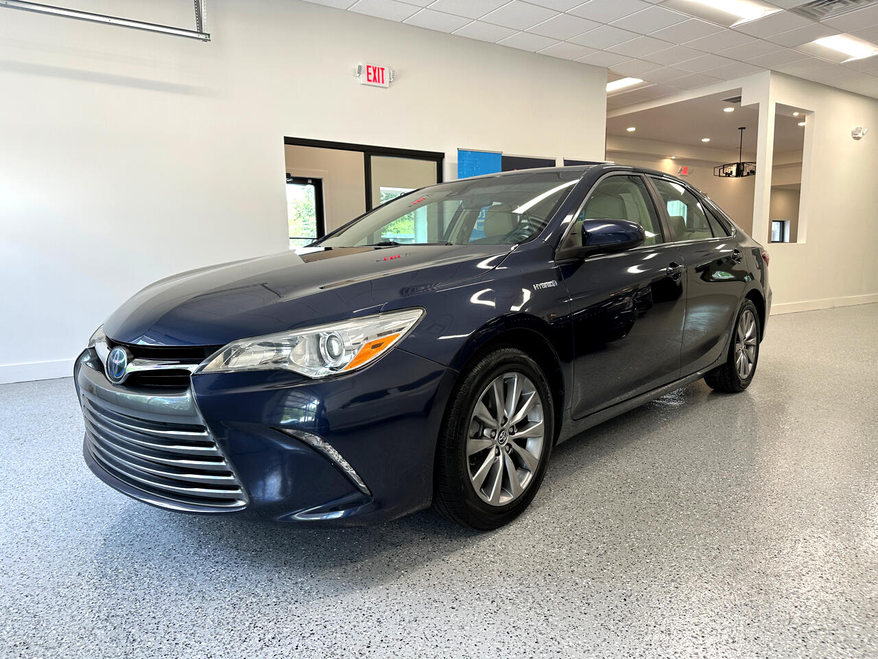 2015 Toyota Camry Hybrid XLE photo 2