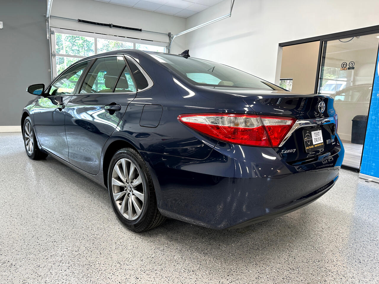 2015 Toyota Camry Hybrid XLE photo 3
