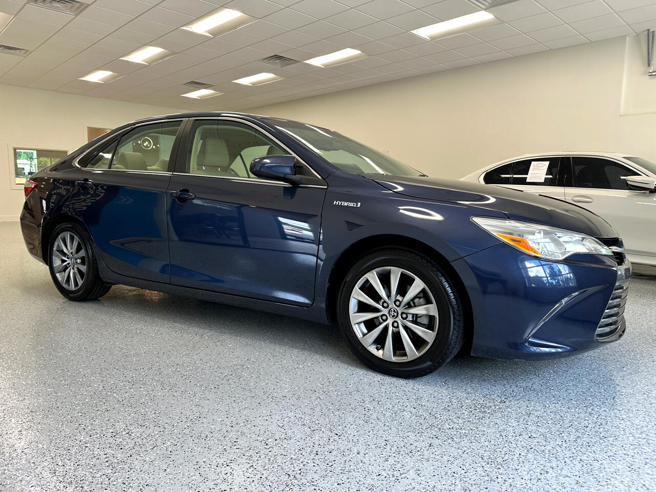 2015 Toyota Camry Hybrid XLE photo 8