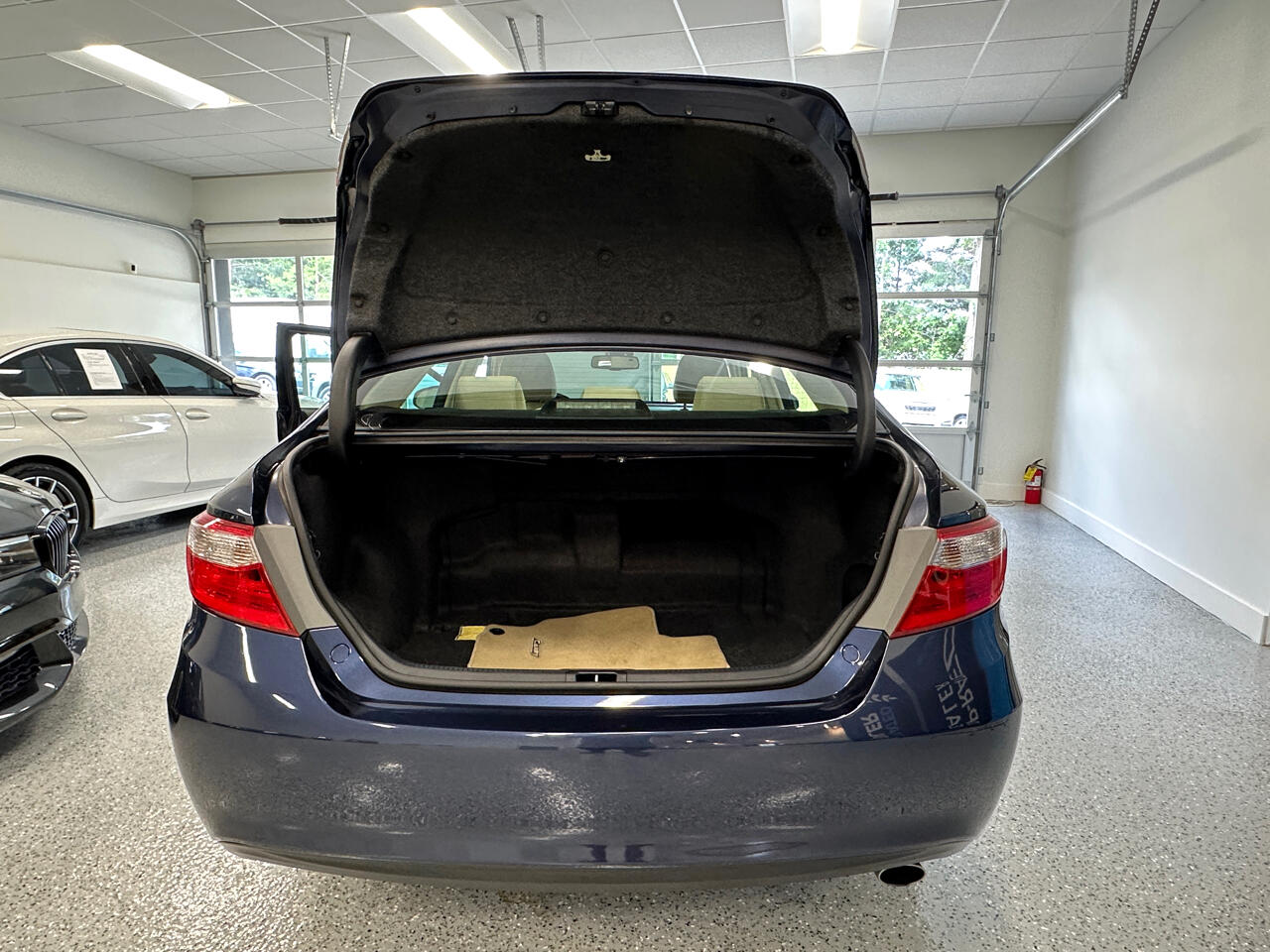 2015 Toyota Camry Hybrid XLE photo 14