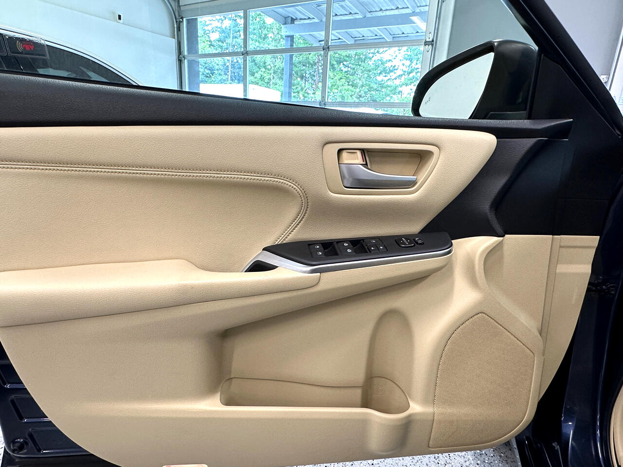 2015 Toyota Camry Hybrid XLE photo 15