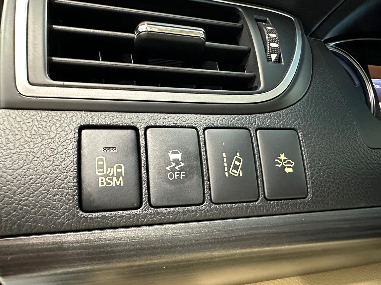 2015 Toyota Camry Hybrid XLE photo 16