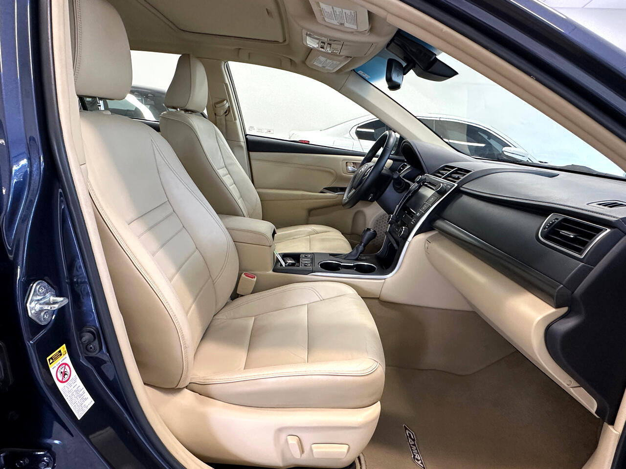 2015 Toyota Camry Hybrid XLE photo 23