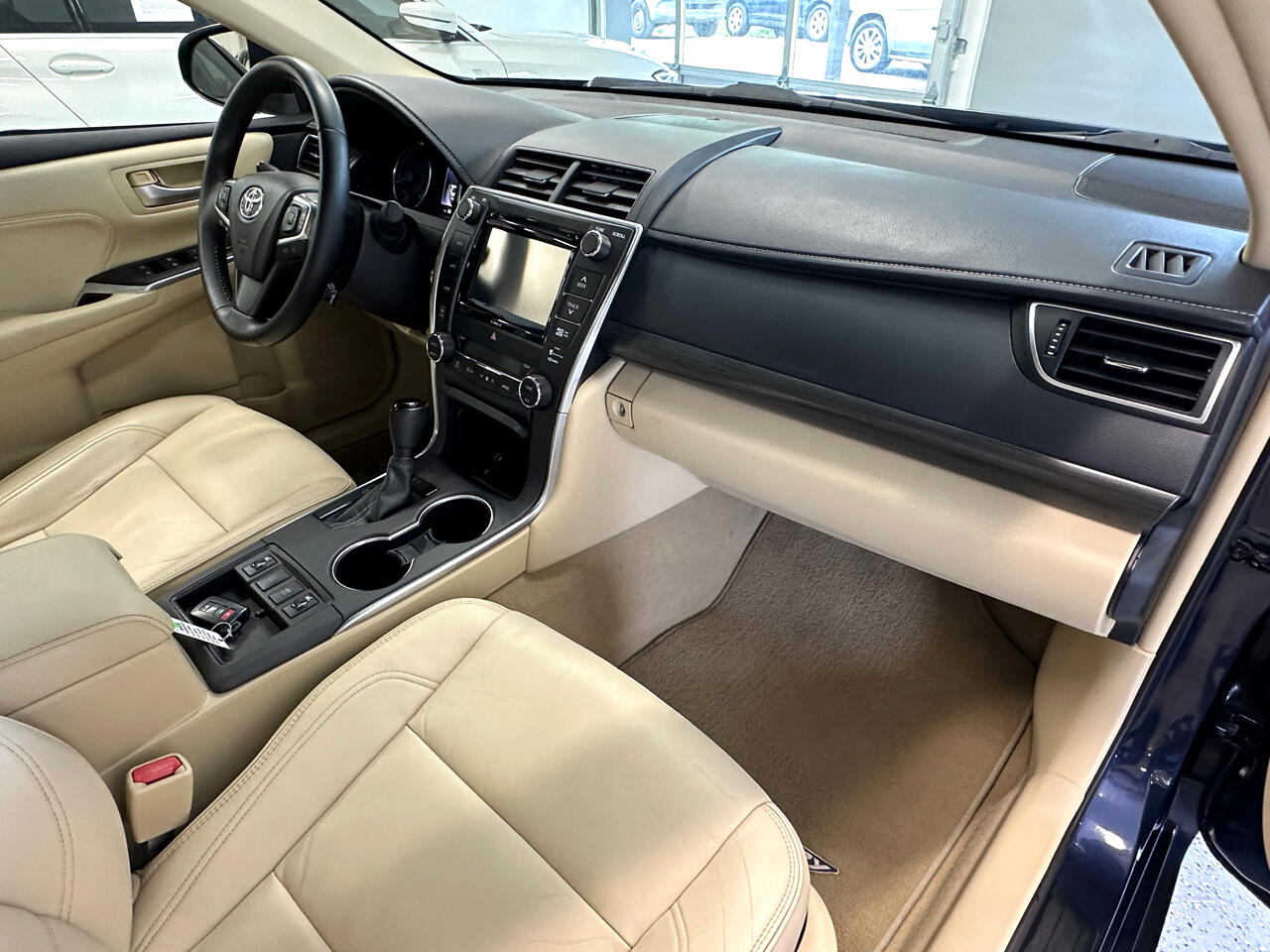 2015 Toyota Camry Hybrid XLE photo 24