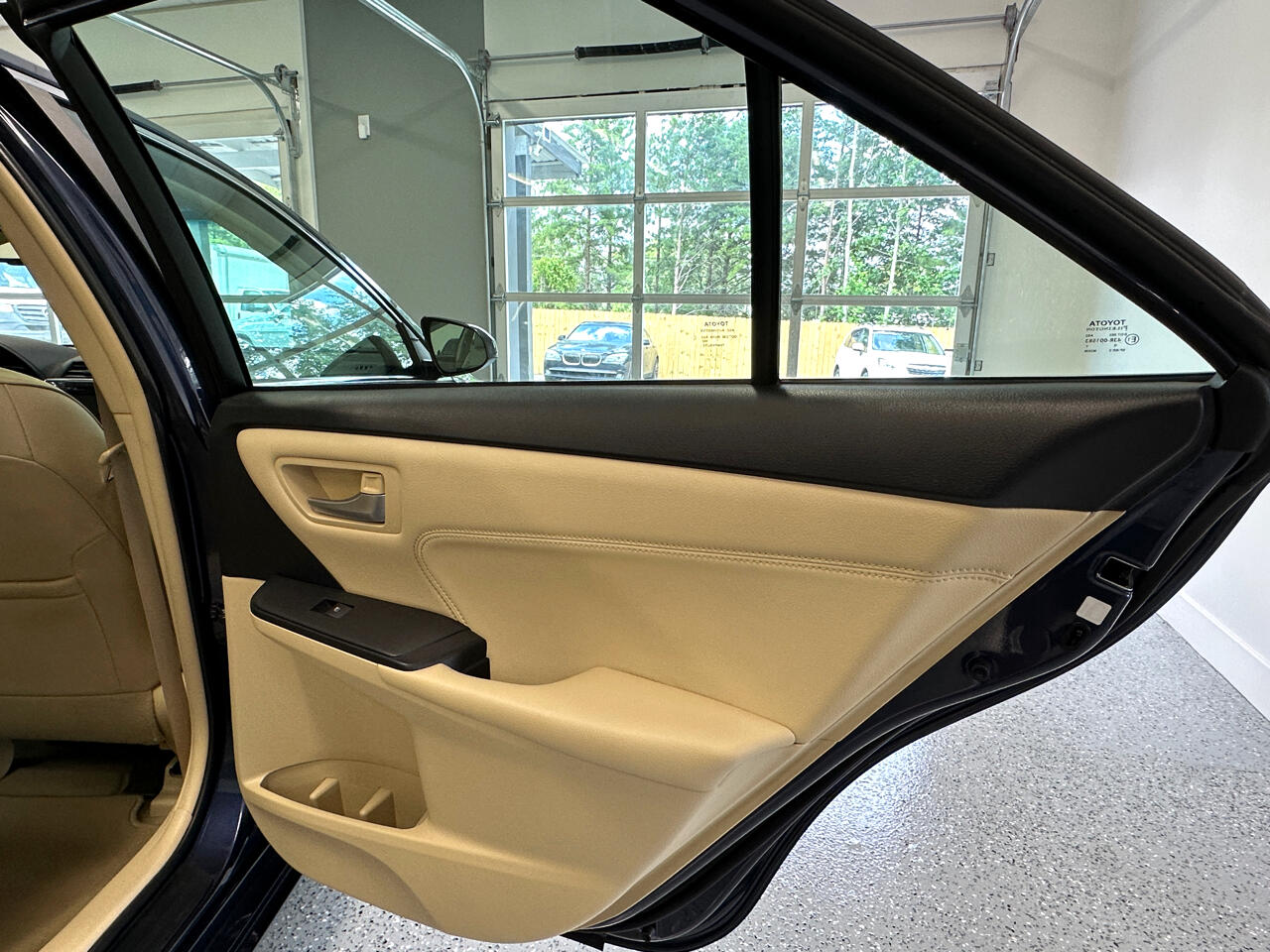 2015 Toyota Camry Hybrid XLE photo 26