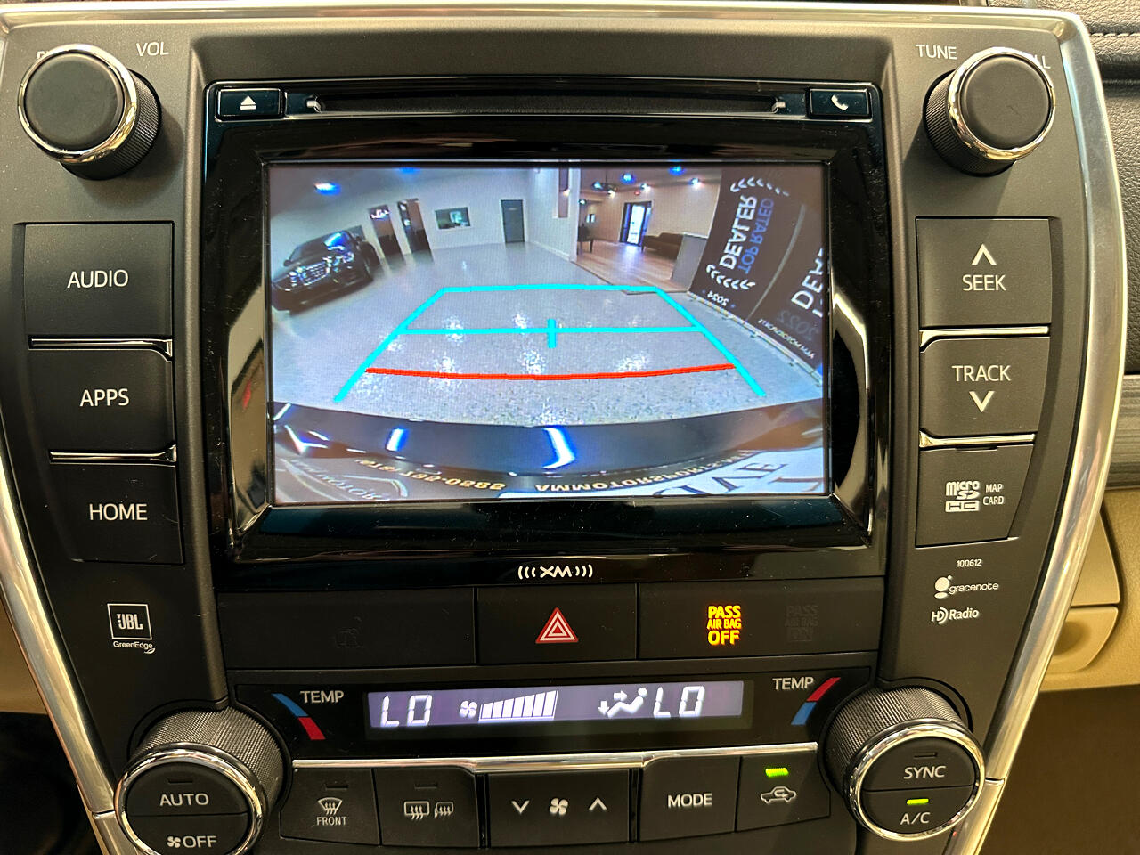 2015 Toyota Camry Hybrid XLE photo 34