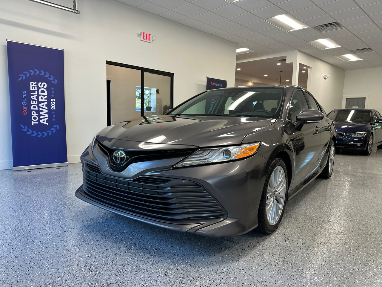 2019 Toyota Camry XLE photo 3
