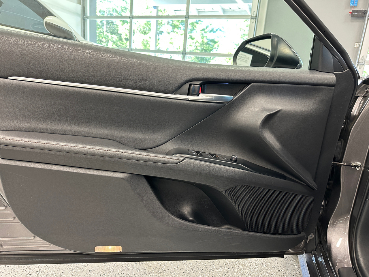 2019 Toyota Camry XLE photo 16