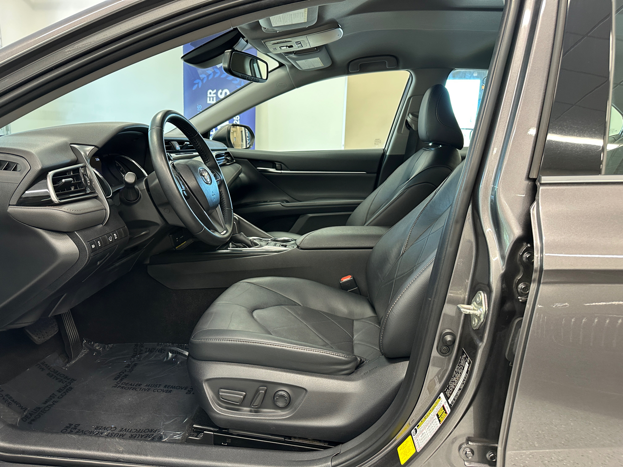 2019 Toyota Camry XLE photo 17