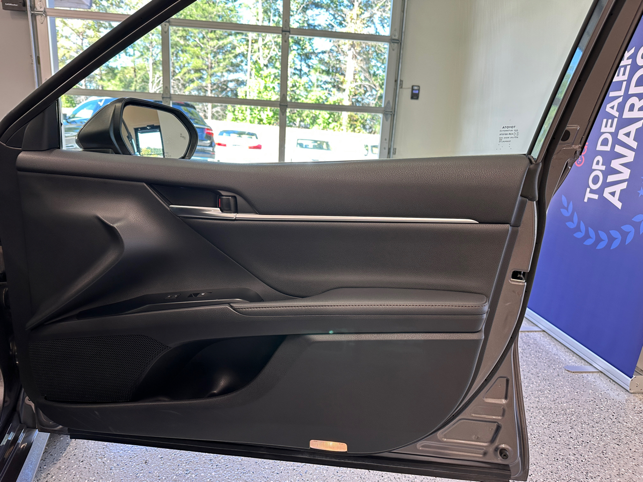 2019 Toyota Camry XLE photo 22