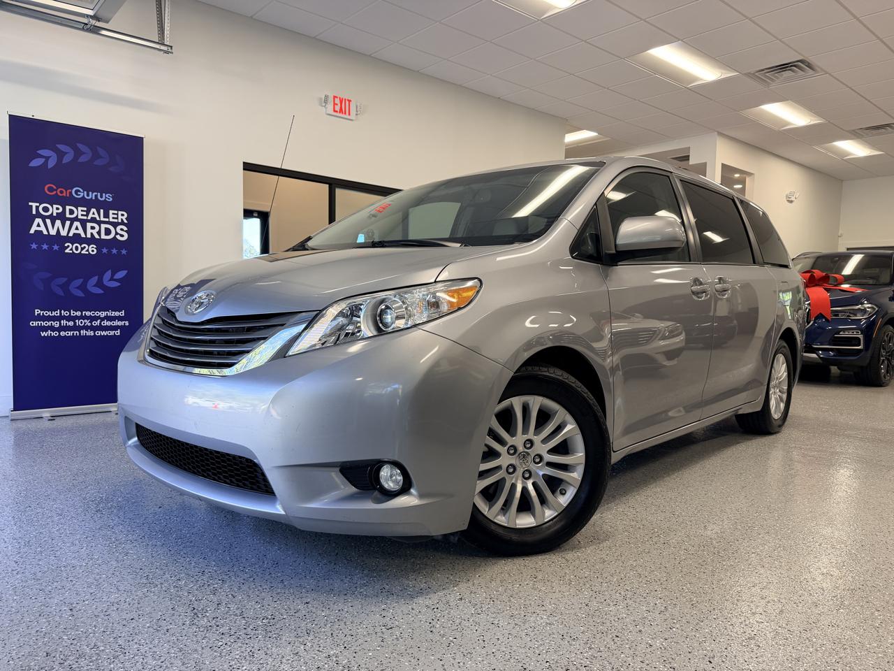 Toyota Sienna 5dr 7-Pass Van V6 XLE AAS FWD (Natl) 2013