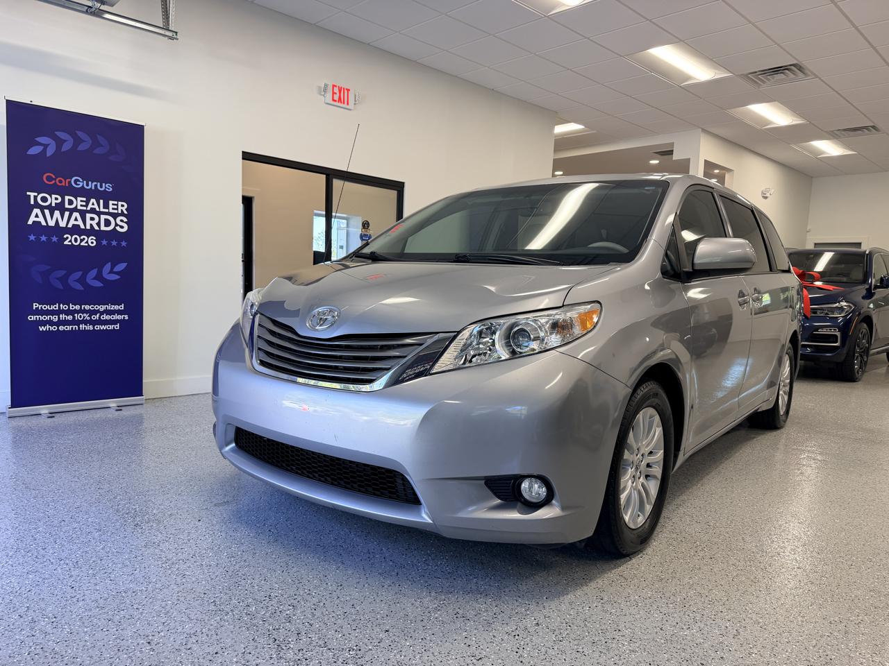 Toyota Sienna 5dr 7-Pass Van V6 XLE AAS FWD (Natl) 2013