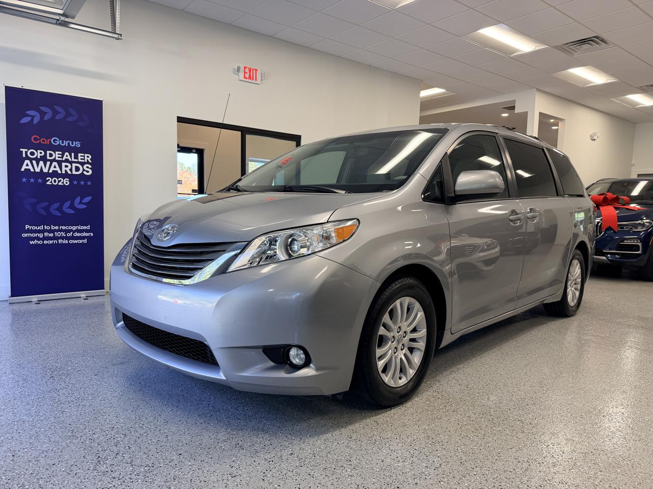 Toyota Sienna 5dr 7-Pass Van V6 XLE AAS FWD (Natl) 2013