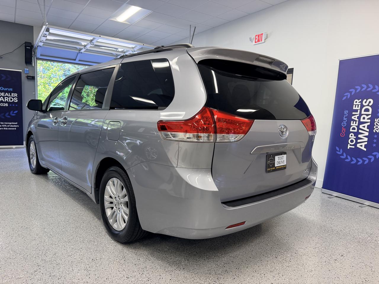 Toyota Sienna 5dr 7-Pass Van V6 XLE AAS FWD (Natl) 2013