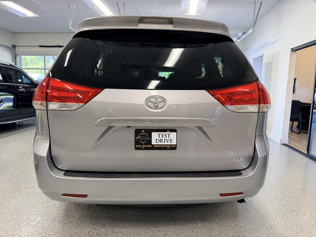 Toyota Sienna 5dr 7-Pass Van V6 XLE AAS FWD (Natl) 2013