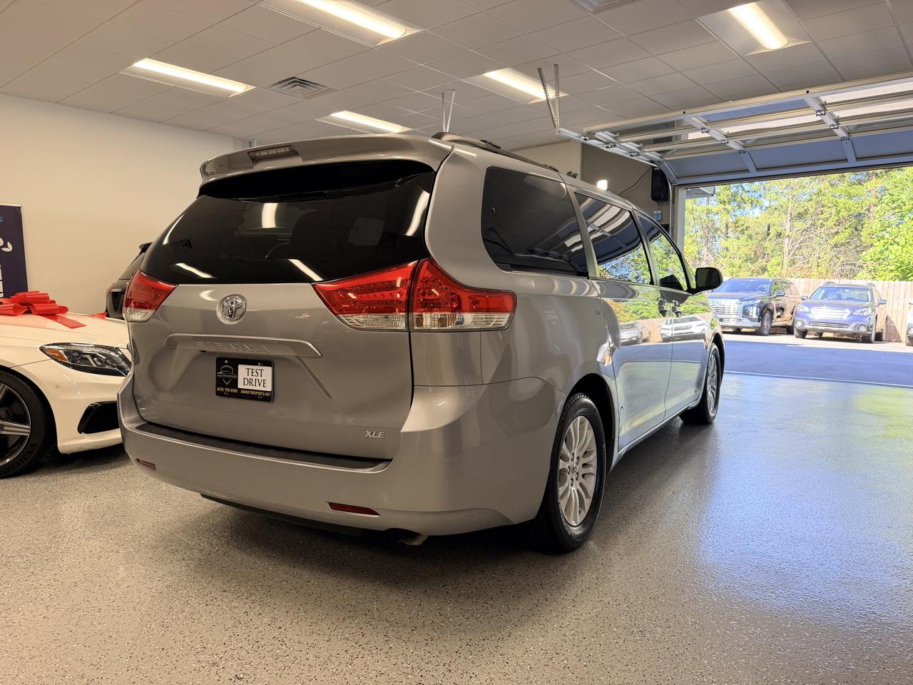 Toyota Sienna 5dr 7-Pass Van V6 XLE AAS FWD (Natl) 2013