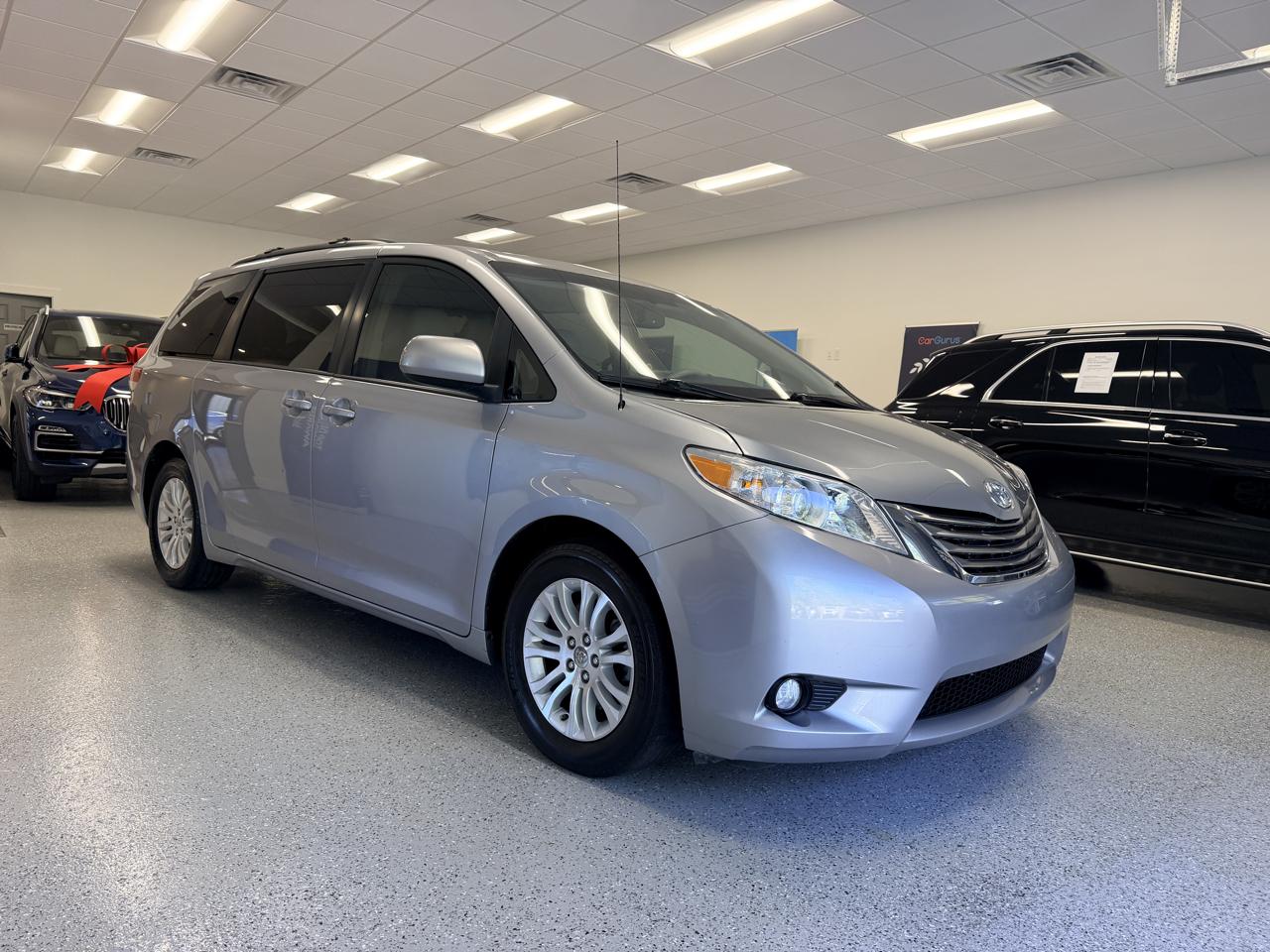 Toyota Sienna 5dr 7-Pass Van V6 XLE AAS FWD (Natl) 2013