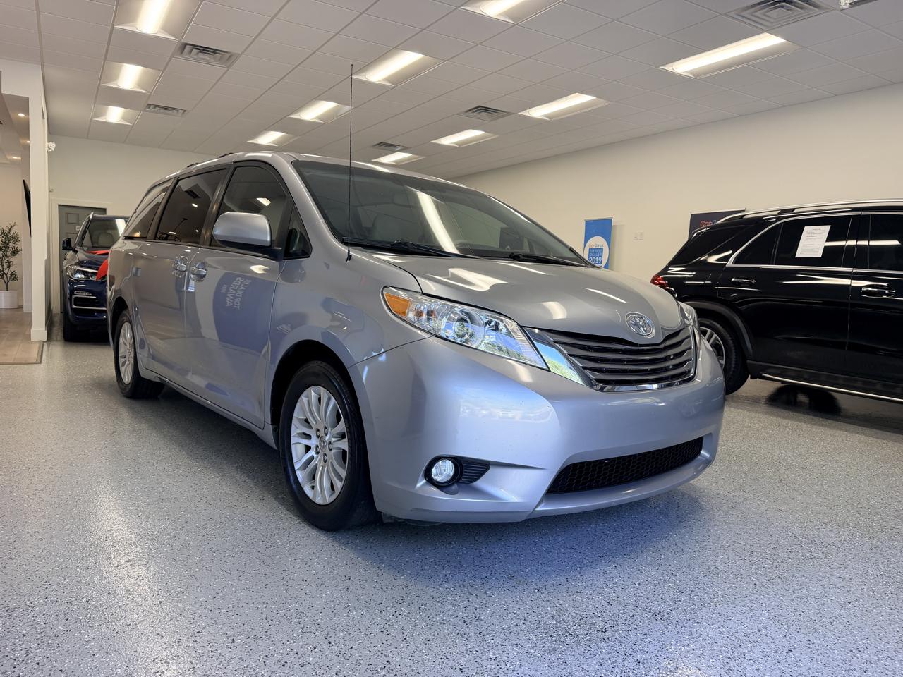 Toyota Sienna 5dr 7-Pass Van V6 XLE AAS FWD (Natl) 2013