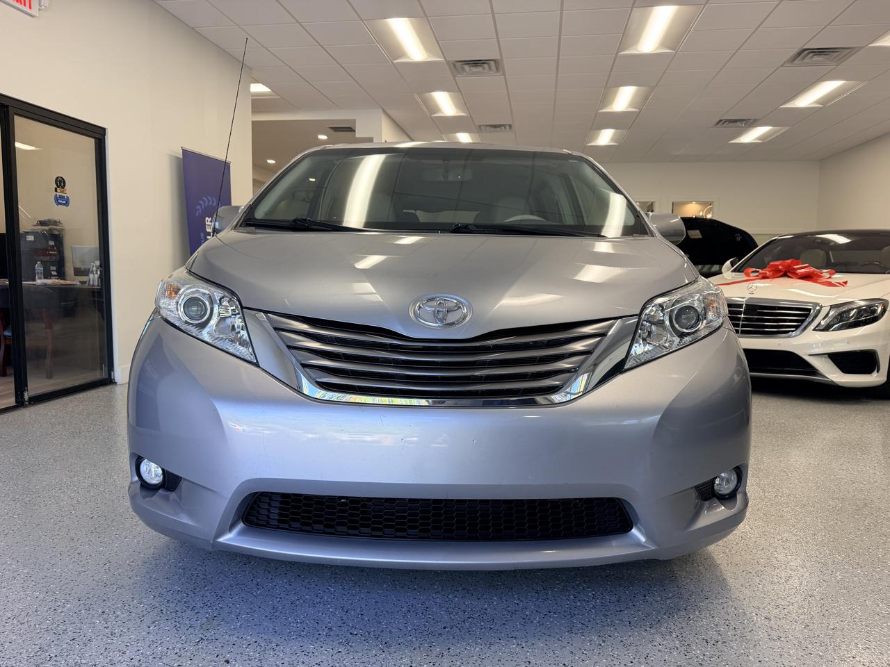 Toyota Sienna 5dr 7-Pass Van V6 XLE AAS FWD (Natl) 2013
