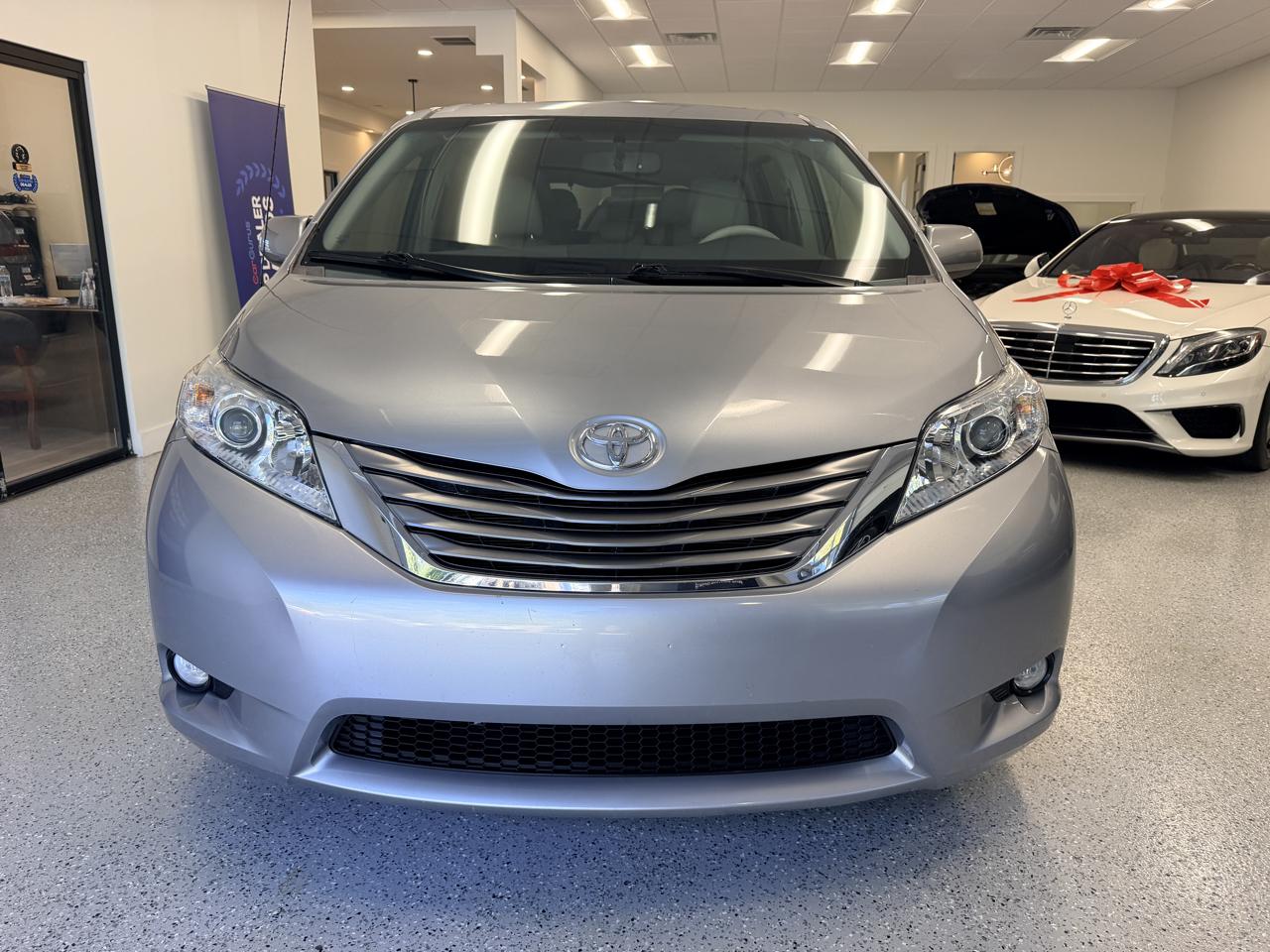Toyota Sienna 5dr 7-Pass Van V6 XLE AAS FWD (Natl) 2013