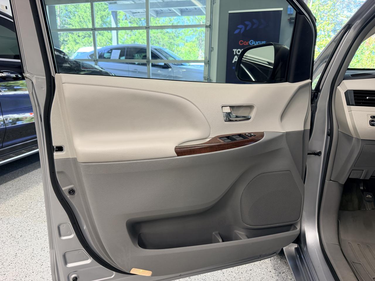 Toyota Sienna 5dr 7-Pass Van V6 XLE AAS FWD (Natl) 2013