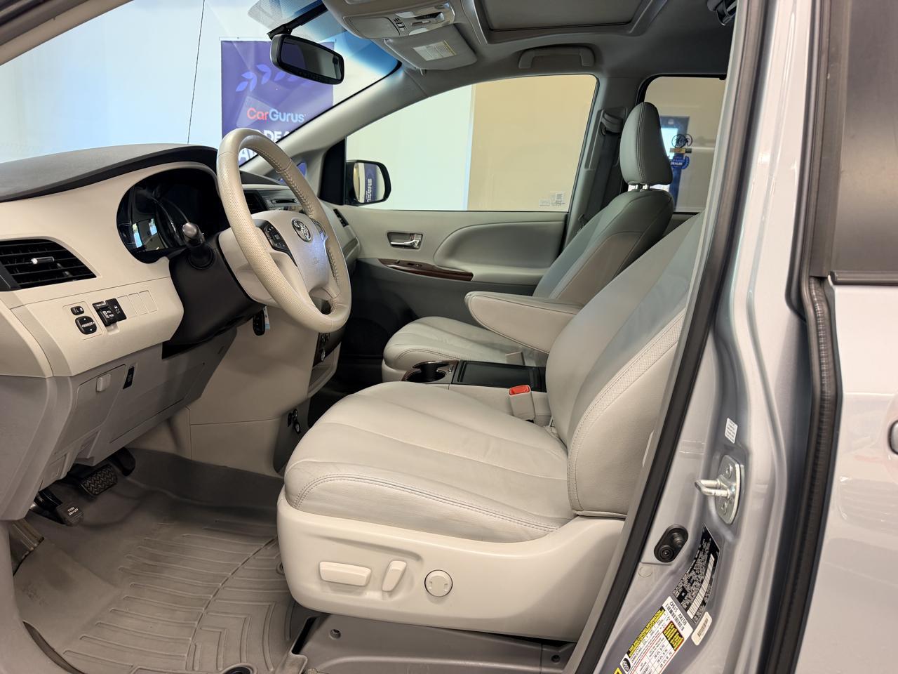 Toyota Sienna 5dr 7-Pass Van V6 XLE AAS FWD (Natl) 2013