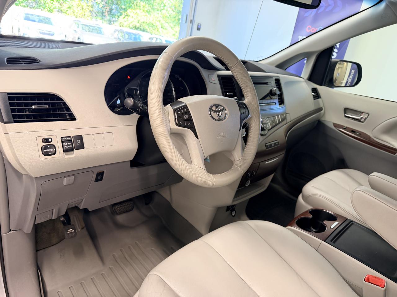 Toyota Sienna 5dr 7-Pass Van V6 XLE AAS FWD (Natl) 2013