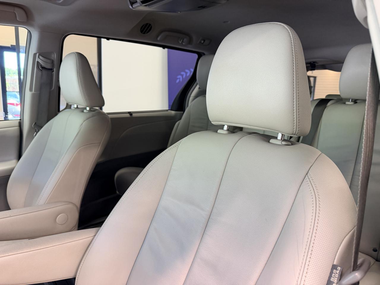 Toyota Sienna 5dr 7-Pass Van V6 XLE AAS FWD (Natl) 2013