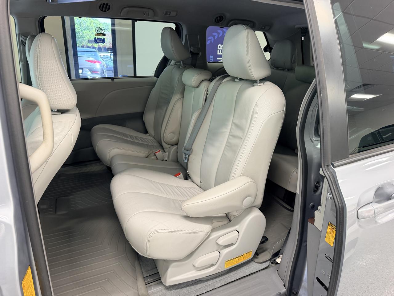 Toyota Sienna 5dr 7-Pass Van V6 XLE AAS FWD (Natl) 2013
