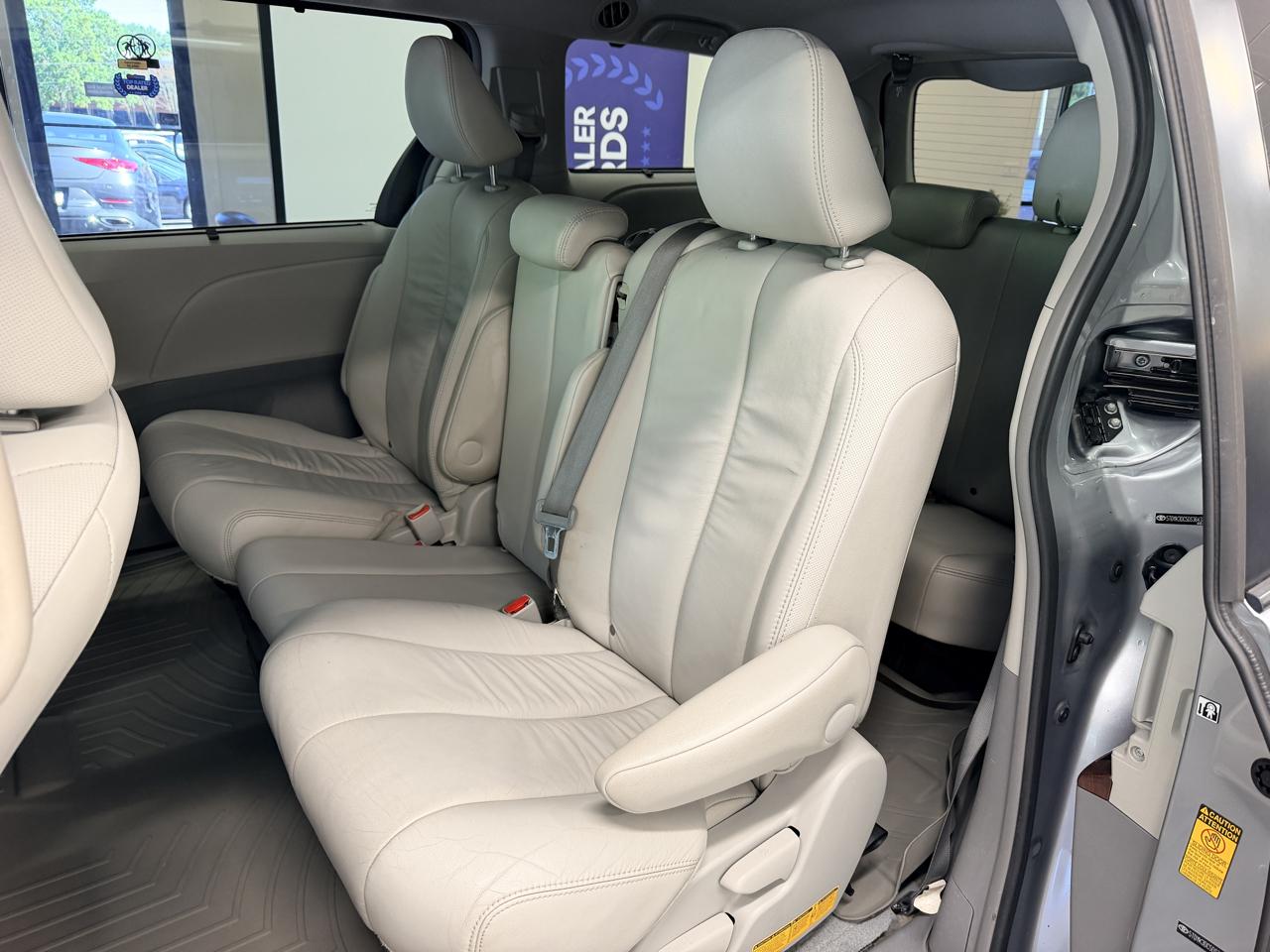 Toyota Sienna 5dr 7-Pass Van V6 XLE AAS FWD (Natl) 2013