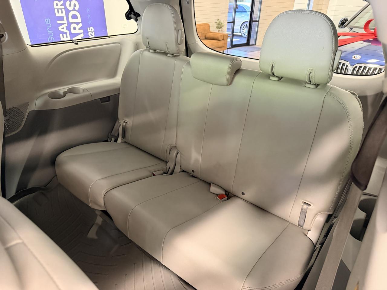 Toyota Sienna 5dr 7-Pass Van V6 XLE AAS FWD (Natl) 2013