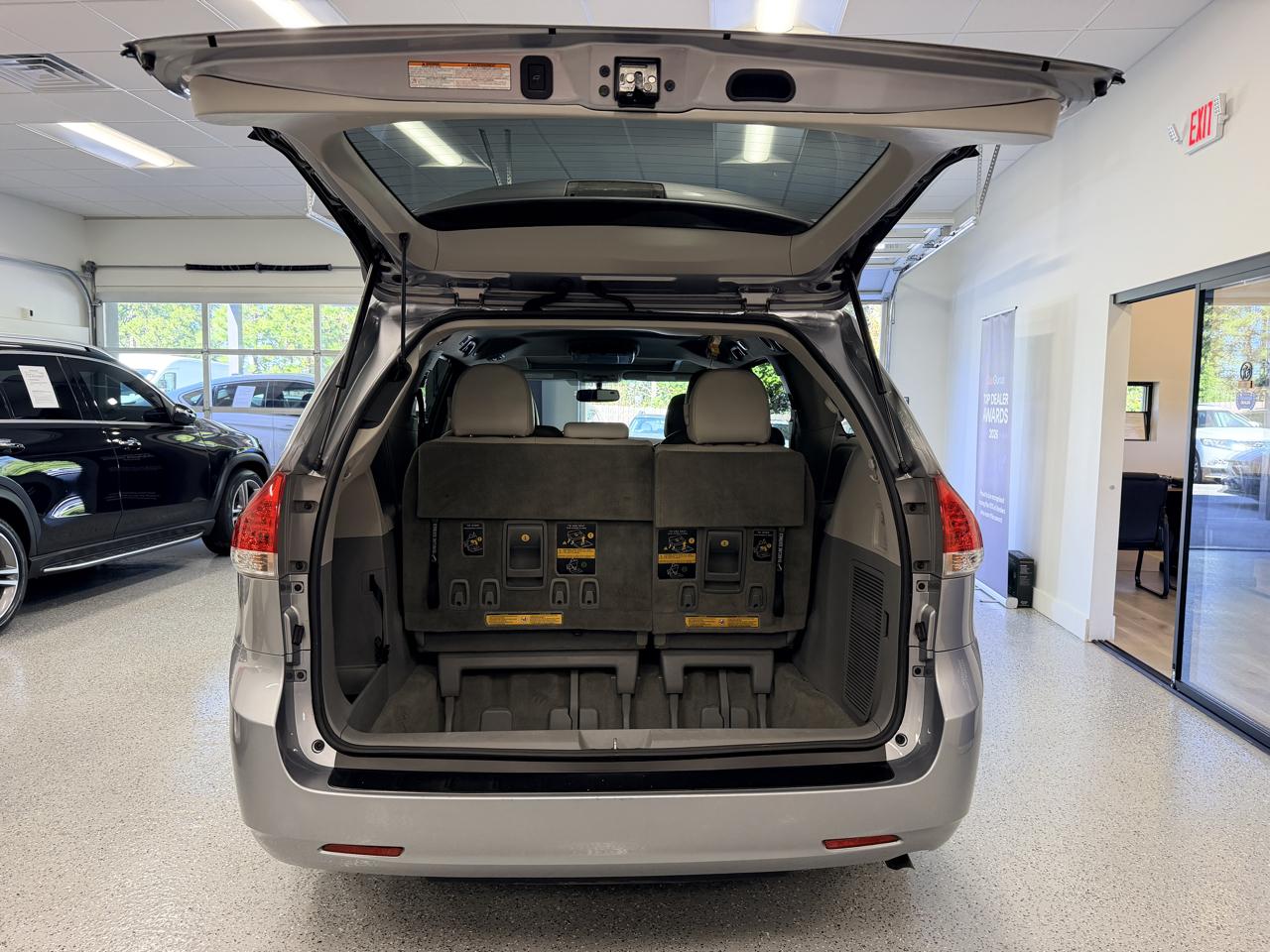 Toyota Sienna 5dr 7-Pass Van V6 XLE AAS FWD (Natl) 2013