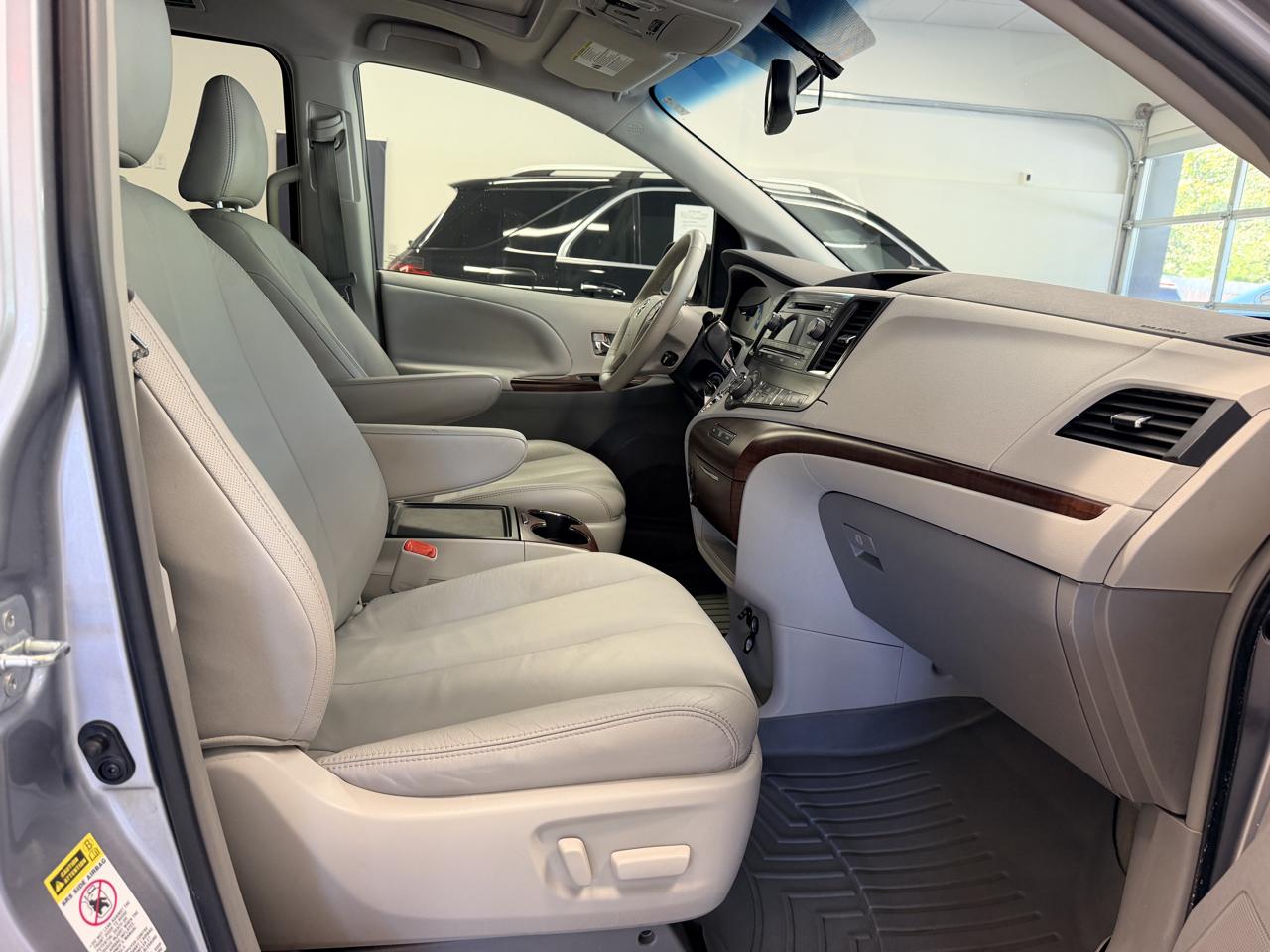 Toyota Sienna 5dr 7-Pass Van V6 XLE AAS FWD (Natl) 2013