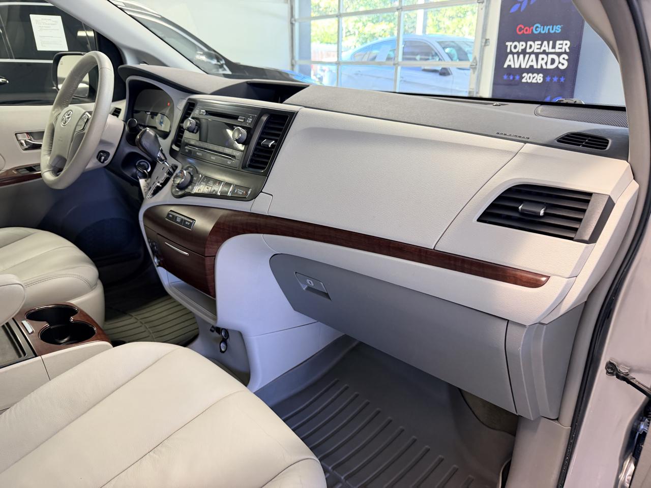 Toyota Sienna 5dr 7-Pass Van V6 XLE AAS FWD (Natl) 2013