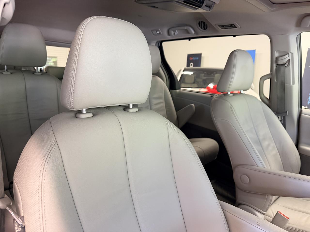 Toyota Sienna 5dr 7-Pass Van V6 XLE AAS FWD (Natl) 2013