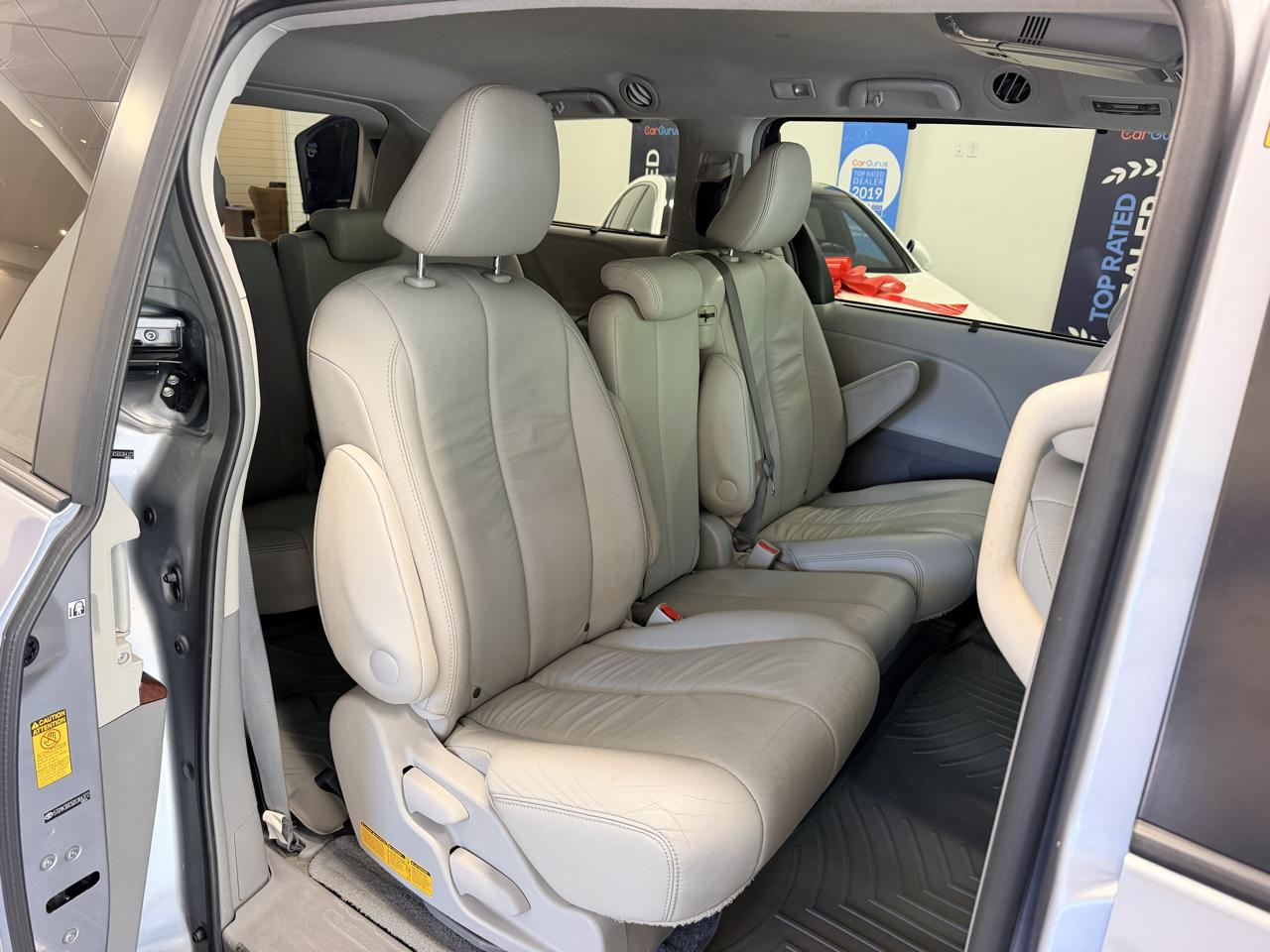 Toyota Sienna 5dr 7-Pass Van V6 XLE AAS FWD (Natl) 2013