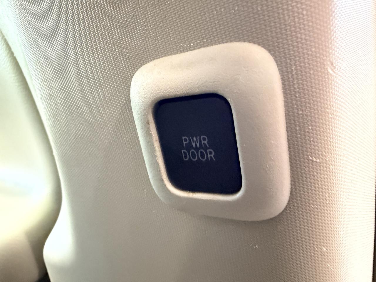 Toyota Sienna 5dr 7-Pass Van V6 XLE AAS FWD (Natl) 2013