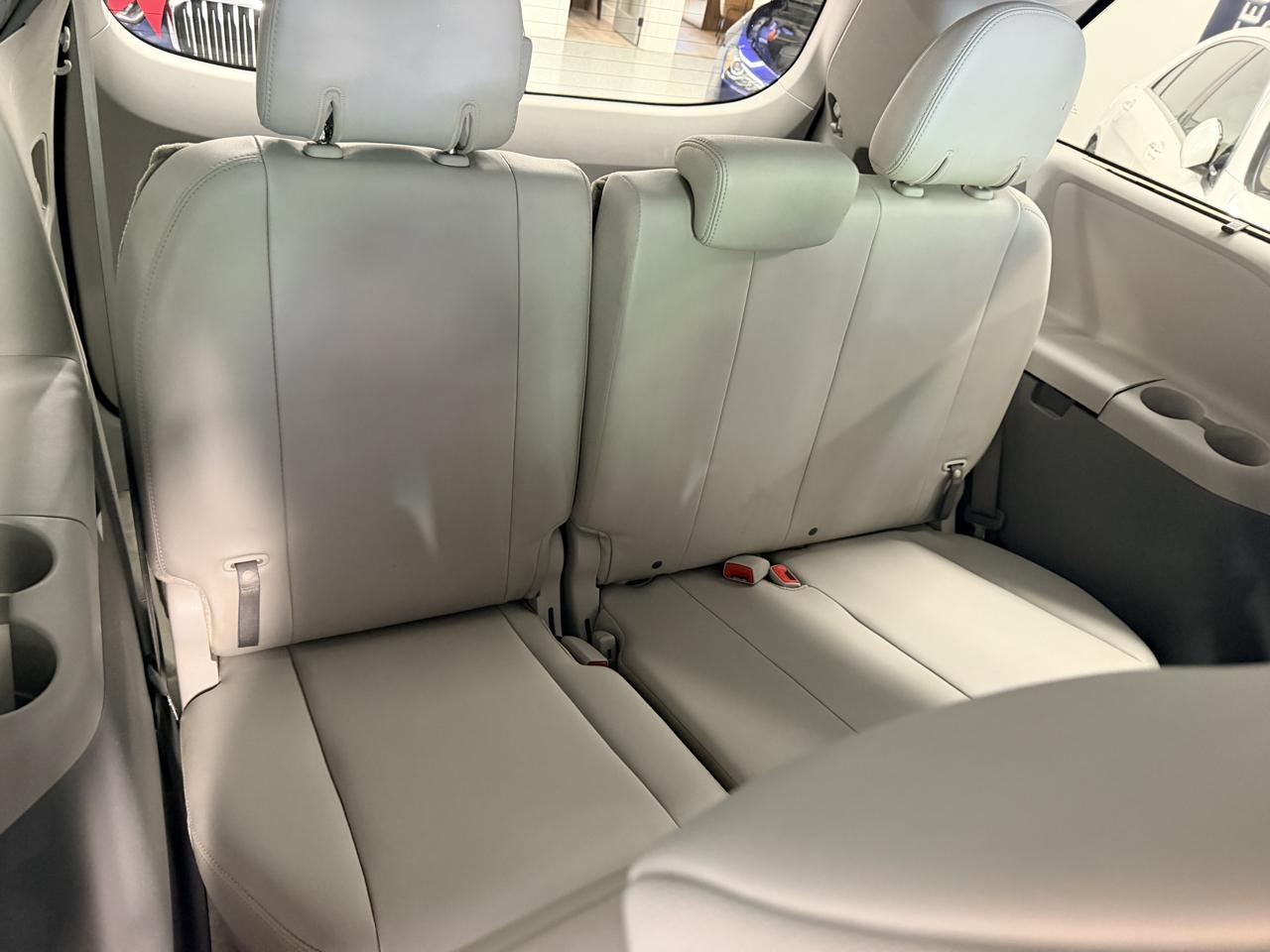 Toyota Sienna 5dr 7-Pass Van V6 XLE AAS FWD (Natl) 2013