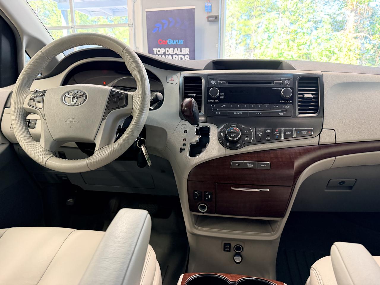 Toyota Sienna 5dr 7-Pass Van V6 XLE AAS FWD (Natl) 2013