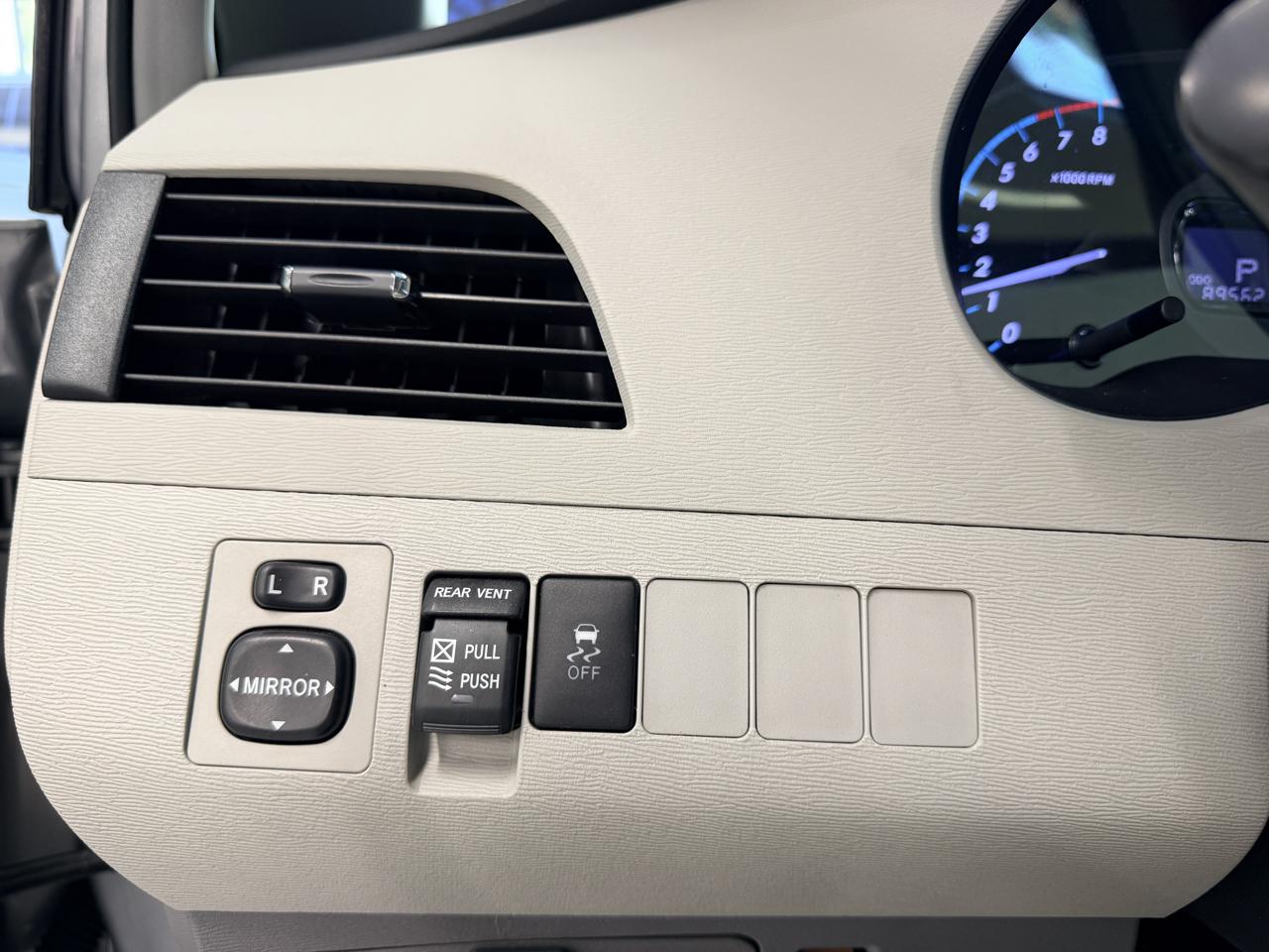 Toyota Sienna 5dr 7-Pass Van V6 XLE AAS FWD (Natl) 2013