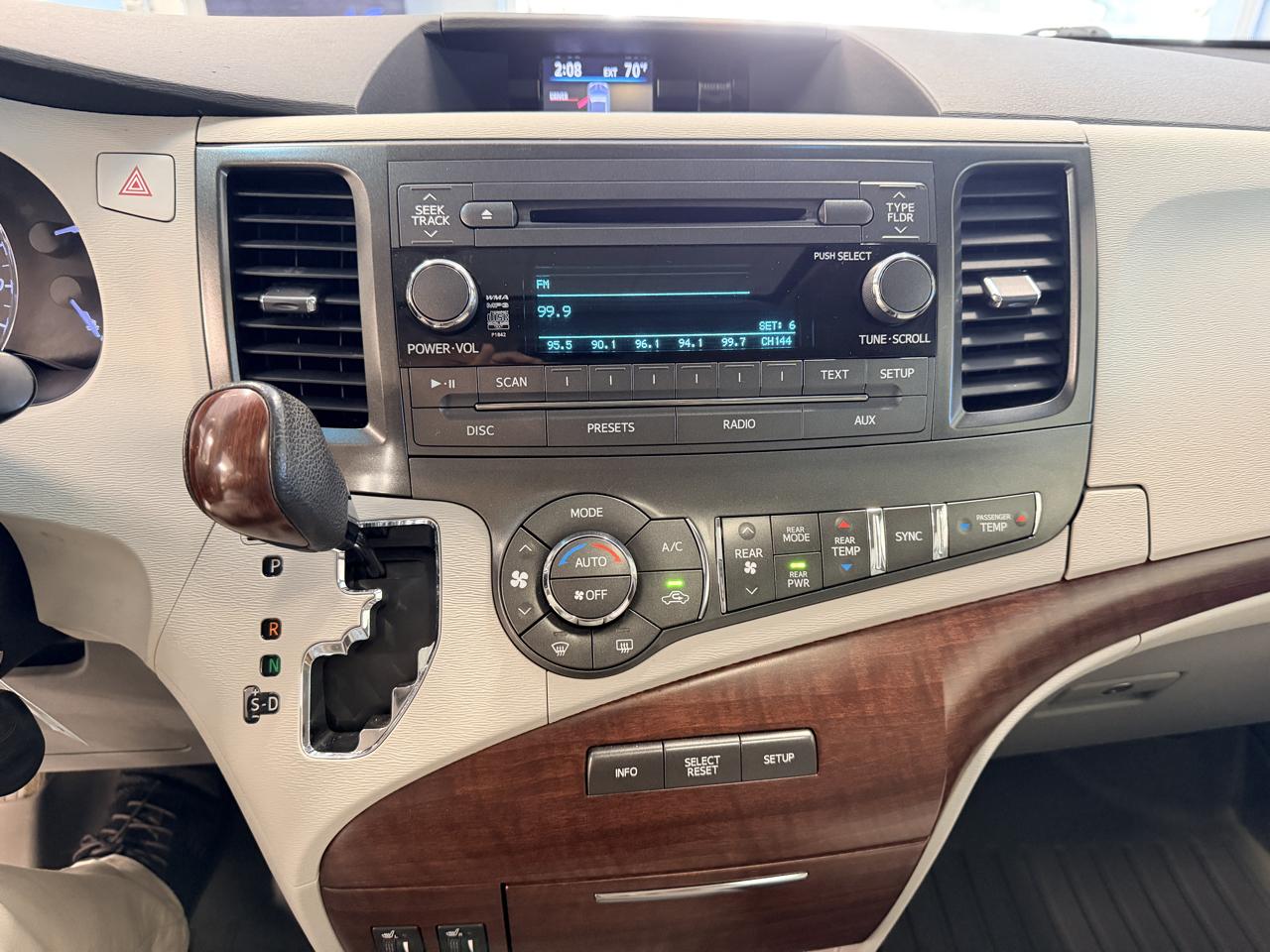 Toyota Sienna 5dr 7-Pass Van V6 XLE AAS FWD (Natl) 2013
