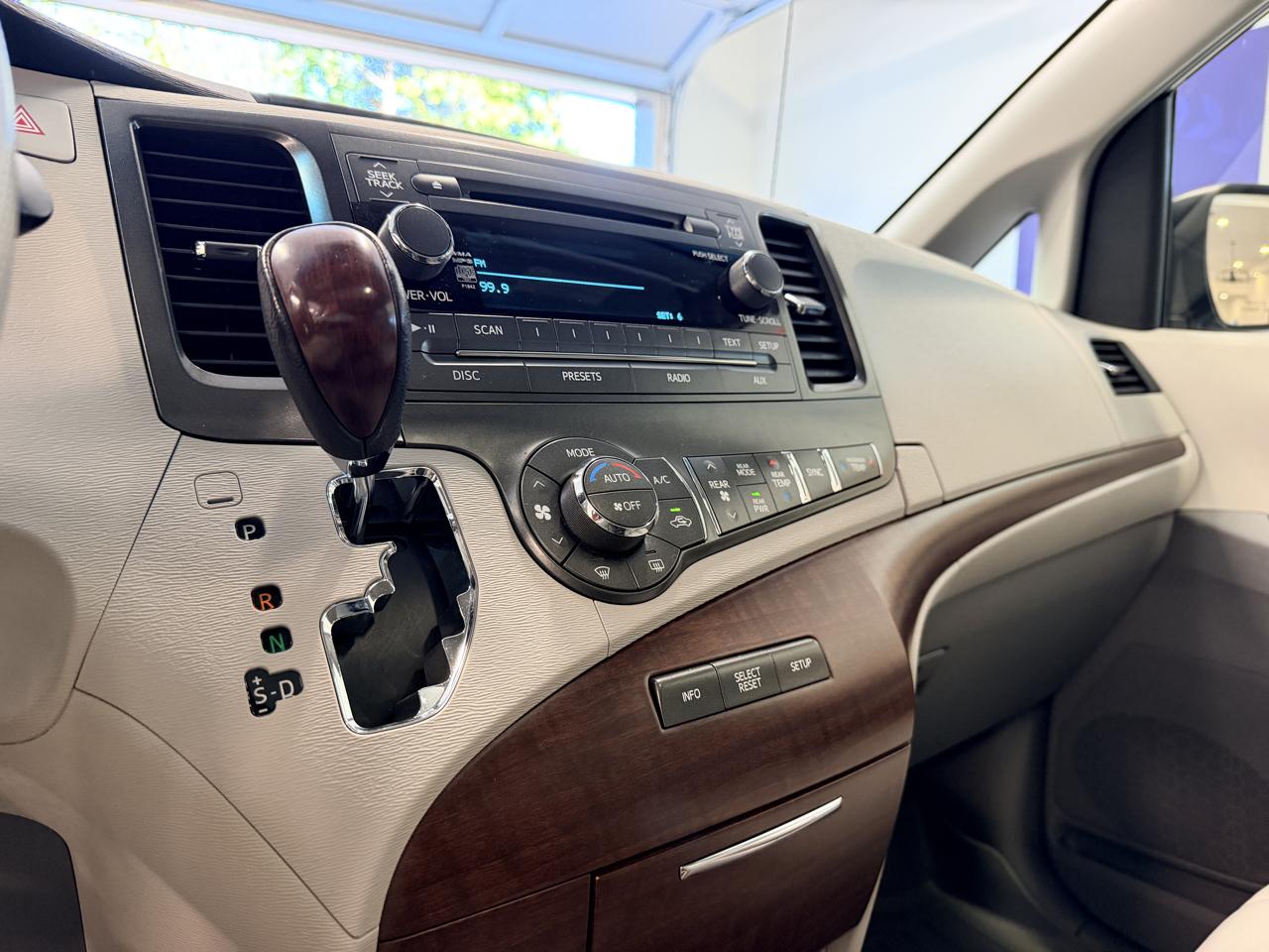 Toyota Sienna 5dr 7-Pass Van V6 XLE AAS FWD (Natl) 2013