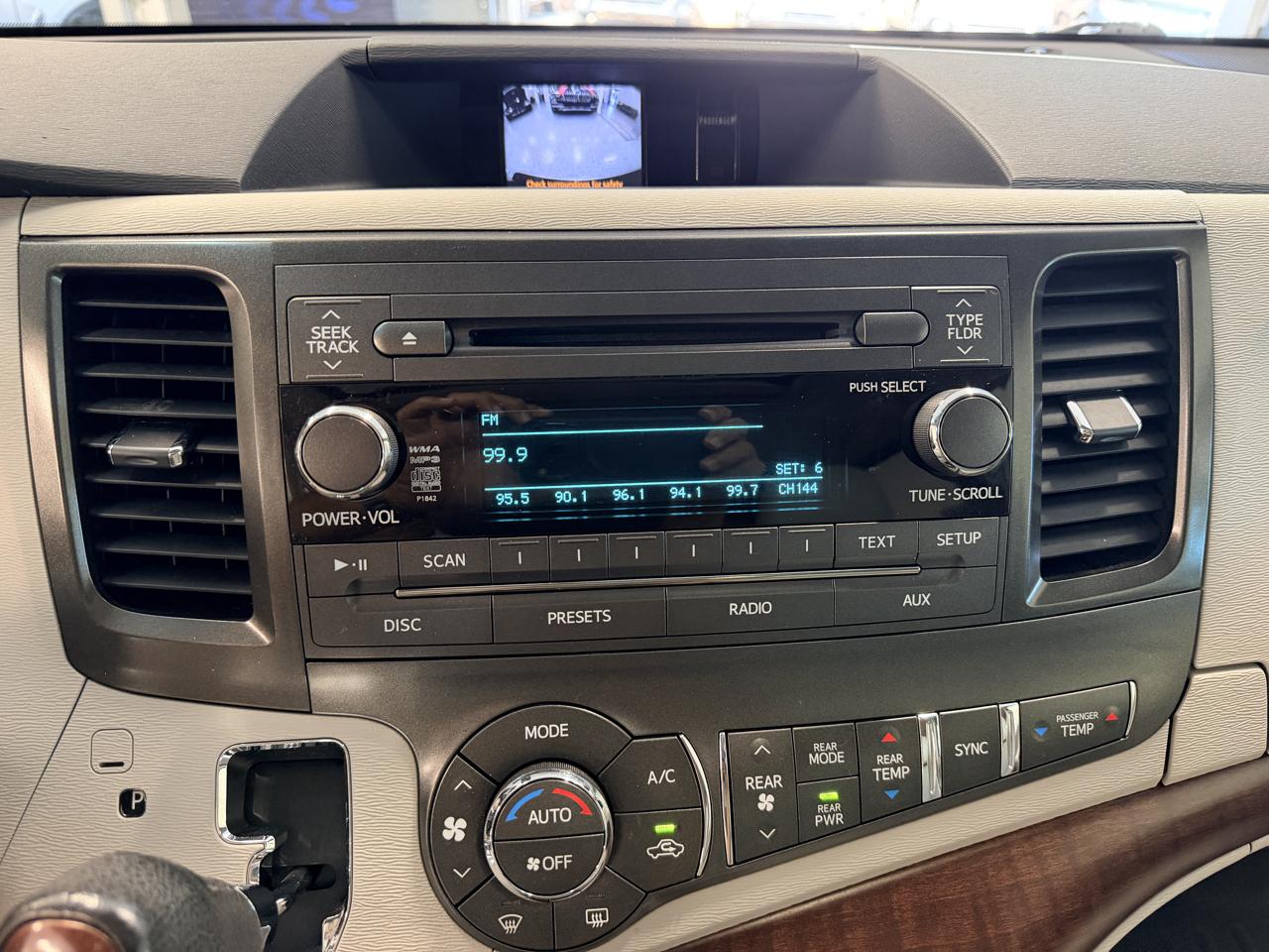 Toyota Sienna 5dr 7-Pass Van V6 XLE AAS FWD (Natl) 2013
