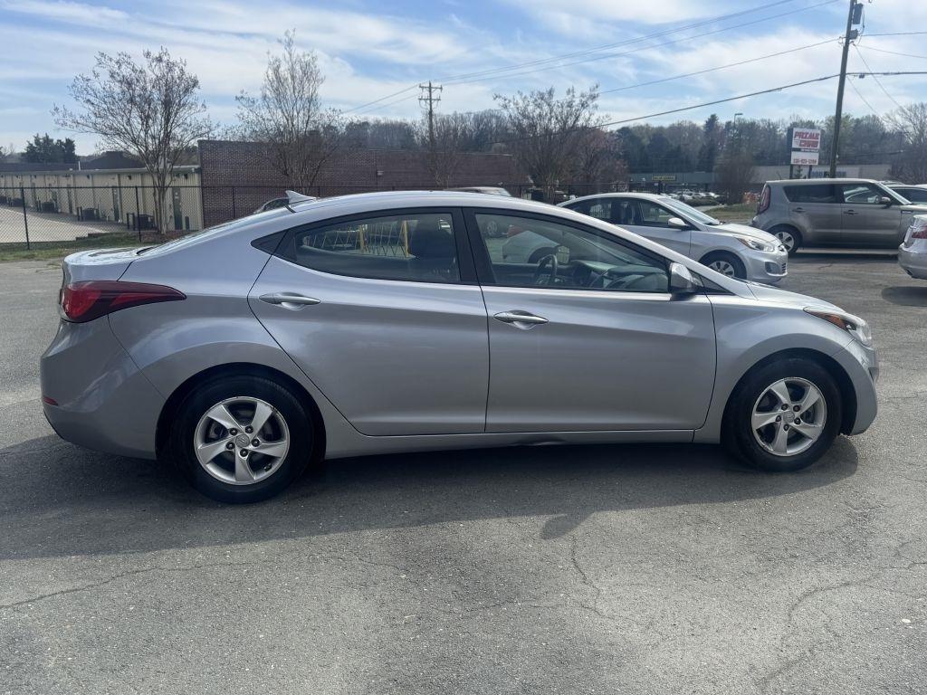 Hyundai Elantra SE 6AT 2015