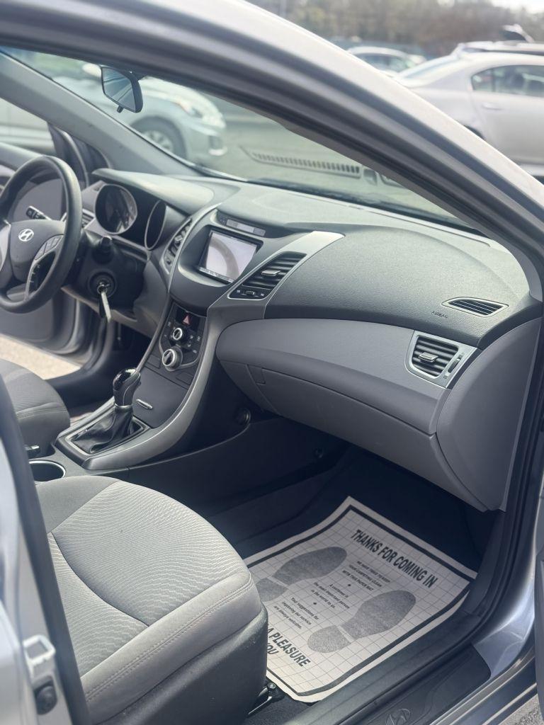 Hyundai Elantra SE 6AT 2015