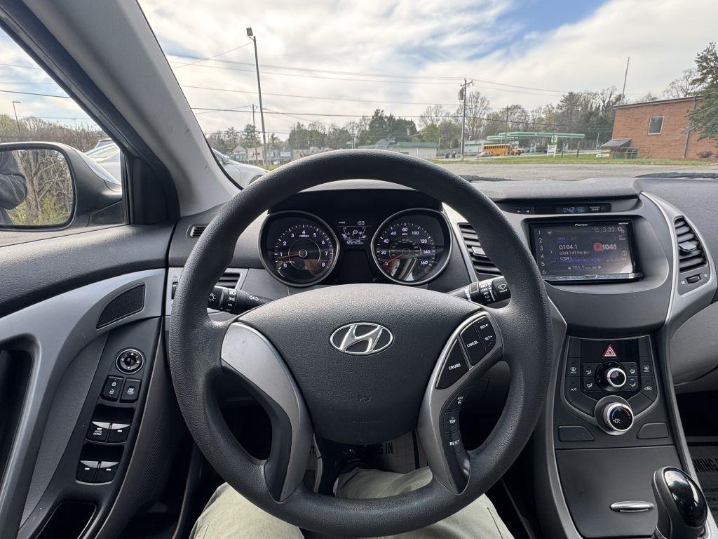 Hyundai Elantra SE 6AT 2015
