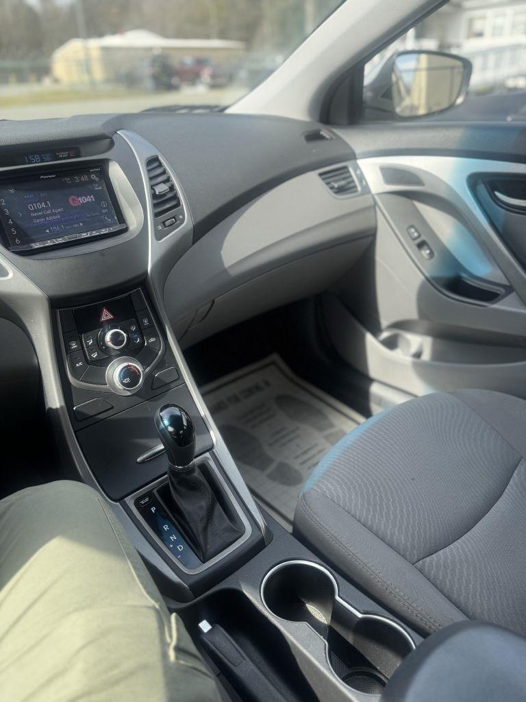 Hyundai Elantra SE 6AT 2015