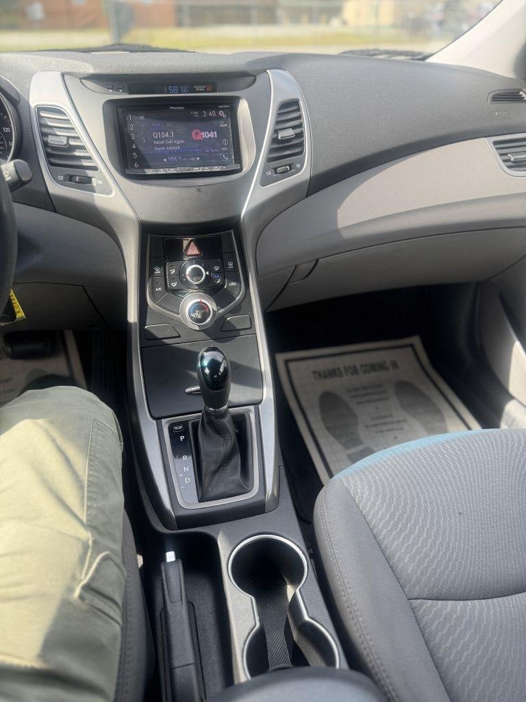 Hyundai Elantra SE 6AT 2015