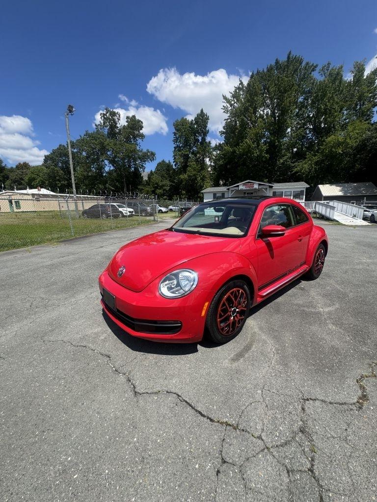 Volkswagen Beetle 2.5L w/Sunroof Sound & Nav 2013