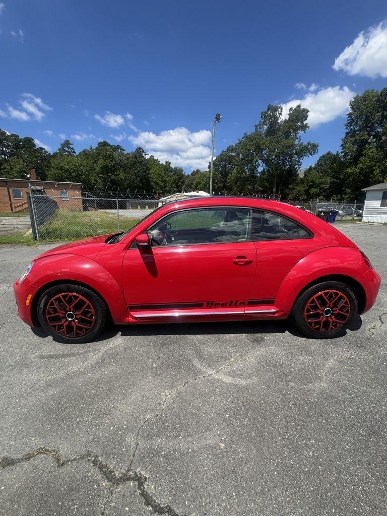 Volkswagen Beetle 2.5L w/Sunroof Sound & Nav 2013